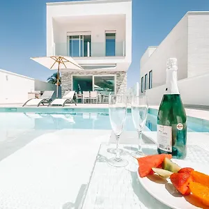 https://villa-salsa-nerja.es-andalucia.com